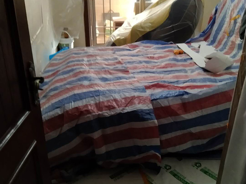 撕墻紙成品保護:在墻面頂部選一塊不顯眼的角落，用美工刀的刀尖將墻紙掀起。注：揭除可剝離墻紙時，掀起墻紙一角，將其從墻上撕下，手要盡量靠近墻面，這樣可將撕破墻紙的可能性降到最低。 墻紙、墻布裝飾面已經(jīng)裱糊完成的房間應(yīng)該及時清理干凈，在后續(xù)施工過程中，不要再作為物料 房或休息室使用，避免墻紙、墻布遭受污染或損壞，房間最好及時上鎖，并定期做好通風(fēng)換氣、排氣的工作。 墻面裱糊時，各道工序必須嚴格按照規(guī)程施工，操作時要做到干凈利落，邊縫要切割整齊到位，膠痕跡要擦干凈。