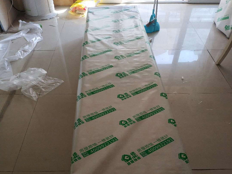 撕墻紙成品保護:在墻面頂部選一塊不顯眼的角落，用美工刀的刀尖將墻紙掀起。注：揭除可剝離墻紙時，掀起墻紙一角，將其從墻上撕下，手要盡量靠近墻面，這樣可將撕破墻紙的可能性降到最低。 墻紙、墻布裝飾面已經(jīng)裱糊完成的房間應(yīng)該及時清理干凈，在后續(xù)施工過程中，不要再作為物料 房或休息室使用，避免墻紙、墻布遭受污染或損壞，房間最好及時上鎖，并定期做好通風(fēng)換氣、排氣的工作。 墻面裱糊時，各道工序必須嚴格按照規(guī)程施工，操作時要做到干凈利落，邊縫要切割整齊到位，膠痕跡要擦干凈。
