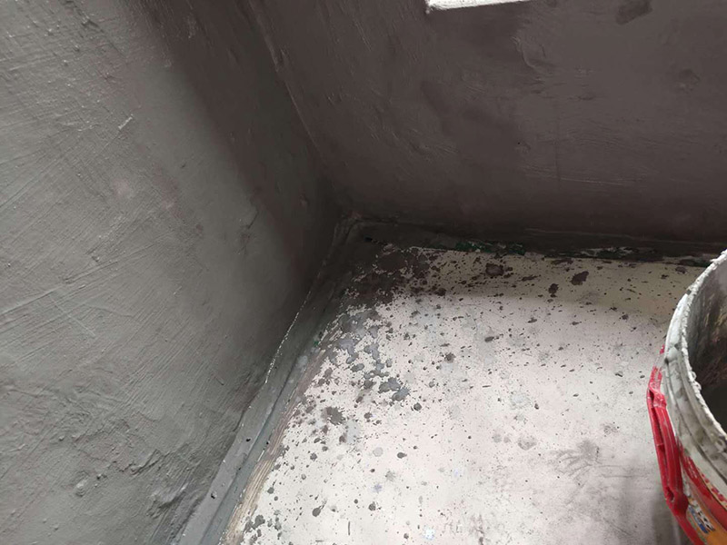 衛(wèi)生間防水處理：首先就要把衛(wèi)生間的地平面整平，地面不平，在涂刷防水涂料的時(shí)候就可能會涂不均勻，又或是地面因?yàn)椴黄蕉菀琢验_，這即使是涂了防水涂料上去也會隨著地面裂開。 衛(wèi)生間的墻面上也需要做防水處理，一般都是自地平面向上在墻面上涂刷30cm，這是為了不讓積水滲透到墻面里形成返潮；不過有許多家庭都會使用淋浴房，在這一塊區(qū)就需要把防水涂料涂刷到180cm，這樣噴頭的水就不容易滲入墻內(nèi)；如果是浴缸，那就把高度涂高到浴缸之上30cm。 防水層涂刷好后，需要涼一定的時(shí)間。這樣是為了讓防水層與墻面更好地融合在一起，以防止在之后的施工中對防水層造成破壞，這點(diǎn)在之后的鋪地磚過程中猶其是要注意。 在墻與地面相接處，也包括角落部分，還有管與建筑效接處，這幾個(gè)地方就要用高彈性的柔性防水涂料，這幾個(gè)地方要特別注意，會漏水的地方經(jīng)常是這幾個(gè)地方。