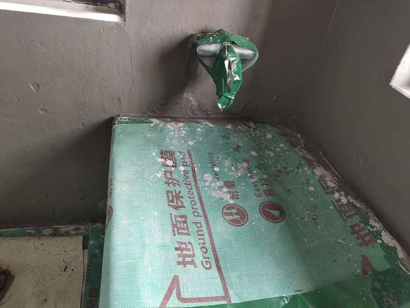 衛(wèi)生間防水處理：首先就要把衛(wèi)生間的地平面整平，地面不平，在涂刷防水涂料的時(shí)候就可能會涂不均勻，又或是地面因?yàn)椴黄蕉菀琢验_，這即使是涂了防水涂料上去也會隨著地面裂開。 衛(wèi)生間的墻面上也需要做防水處理，一般都是自地平面向上在墻面上涂刷30cm，這是為了不讓積水滲透到墻面里形成返潮；不過有許多家庭都會使用淋浴房，在這一塊區(qū)就需要把防水涂料涂刷到180cm，這樣噴頭的水就不容易滲入墻內(nèi)；如果是浴缸，那就把高度涂高到浴缸之上30cm。 防水層涂刷好后，需要涼一定的時(shí)間。這樣是為了讓防水層與墻面更好地融合在一起，以防止在之后的施工中對防水層造成破壞，這點(diǎn)在之后的鋪地磚過程中猶其是要注意。 在墻與地面相接處，也包括角落部分，還有管與建筑效接處，這幾個(gè)地方就要用高彈性的柔性防水涂料，這幾個(gè)地方要特別注意，會漏水的地方經(jīng)常是這幾個(gè)地方。