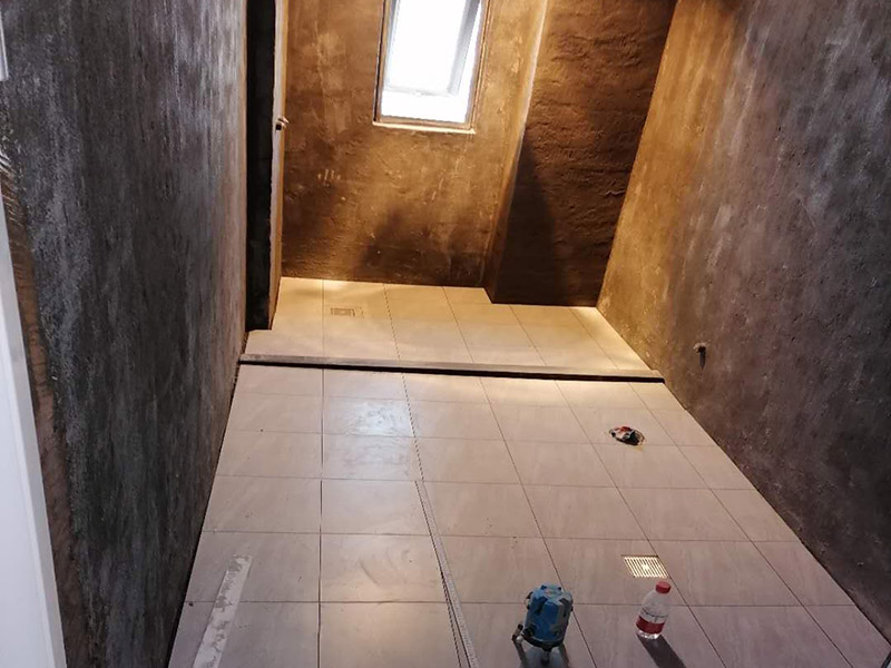 衛(wèi)生間防水貼磚：一般的防水施工要做2到3遍，而且防水的順序也是有講究的，比如，要先做完墻面防水再貼墻磚，其次才可以做地面防水，再貼地磚。因?yàn)榈孛娼?jīng)常會(huì)踩來踩去，地面防水如果先做了會(huì)很容易踩壞。一般情況下，在2到3遍的防水層全部做好后，會(huì)有5到7天的固化期，固化期到了，我們也需要重新測(cè)試防水做的好不好，漏不漏水，這就需要再加水測(cè)試24小時(shí)后看看家里地面水位是否下降，或者看看樓下鄰居的衛(wèi)生間有沒有漏水的痕跡。 如果沒有漏水，那要記得再用一層水泥砂漿做一層防水保護(hù)，其目的是防止貼磚工作摩擦二次破壞防水層表面。但如果還是漏水，那就說明防水沒做徹底，需要重做防水。按照第一次的工序再等待干透和測(cè)試，沒有問題就可以鋪貼地磚了。