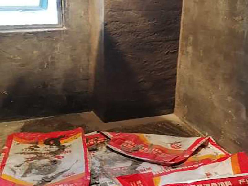 衛(wèi)生間防水貼磚：一般的防水施工要做2到3遍，而且防水的順序也是有講究的，比如，要先做完墻面防水再貼墻磚，其次才可以做地面防水，再貼地磚。因?yàn)榈孛娼?jīng)常會(huì)踩來踩去，地面防水如果先做了會(huì)很容易踩壞。一般情況下，在2到3遍的防水層全部做好后，會(huì)有5到7天的固化期，固化期到了，我們也需要重新測(cè)試防水做的好不好，漏不漏水，這就需要再加水測(cè)試24小時(shí)后看看家里地面水位是否下降，或者看看樓下鄰居的衛(wèi)生間有沒有漏水的痕跡。 如果沒有漏水，那要記得再用一層水泥砂漿做一層防水保護(hù)，其目的是防止貼磚工作摩擦二次破壞防水層表面。但如果還是漏水，那就說明防水沒做徹底，需要重做防水。按照第一次的工序再等待干透和測(cè)試，沒有問題就可以鋪貼地磚了。