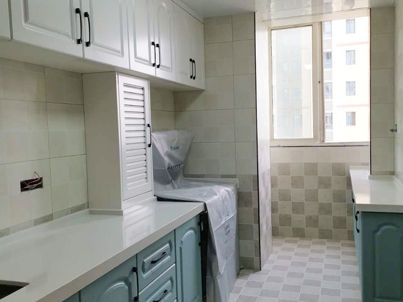 廚房拆除重裝施工：拆除舊廚房是工程中的第一項(xiàng)，將情墻面和地面上原有的瓷磚全部砸掉，不要只砸掉一半或一部分，以免后面在鋪貼時(shí)有縫隙。拆除吊頂、廚具和燈具，需按照一定的流程拆除。如果想要重新將廚房整頓一下，那么就將廚房的一切原有的都拆除掉。水路和電路的設(shè)計(jì)都是很隱藏的，一般都會做成暗管，隱藏在墻面或地面下，既美觀又不影響使用。做防水是必要的步驟，當(dāng)抹平的水泥完全干透后，要在上面涂抹2-3遍的防水涂料。防水涂料完全干透后，要做防水實(shí)驗(yàn)。貼磚時(shí)避免直接站在防水層上，以免踩壞防水層。貼磚工人要站在做完防水處理后的地面上進(jìn)行鋪貼瓷磚。貼瓷磚時(shí)要防止出現(xiàn)空鼓和參差不齊的現(xiàn)象。瓷磚和地磚鋪貼完成后，就要按照流程安裝其他家具，比如櫥柜、吊頂和燈具等等。