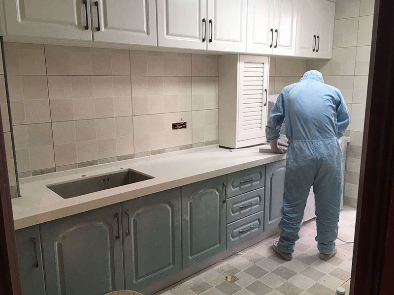 廚房拆除重裝施工：拆除舊廚房是工程中的第一項(xiàng)，將情墻面和地面上原有的瓷磚全部砸掉，不要只砸掉一半或一部分，以免后面在鋪貼時(shí)有縫隙。拆除吊頂、廚具和燈具，需按照一定的流程拆除。如果想要重新將廚房整頓一下，那么就將廚房的一切原有的都拆除掉。水路和電路的設(shè)計(jì)都是很隱藏的，一般都會做成暗管，隱藏在墻面或地面下，既美觀又不影響使用。做防水是必要的步驟，當(dāng)抹平的水泥完全干透后，要在上面涂抹2-3遍的防水涂料。防水涂料完全干透后，要做防水實(shí)驗(yàn)。貼磚時(shí)避免直接站在防水層上，以免踩壞防水層。貼磚工人要站在做完防水處理后的地面上進(jìn)行鋪貼瓷磚。貼瓷磚時(shí)要防止出現(xiàn)空鼓和參差不齊的現(xiàn)象。瓷磚和地磚鋪貼完成后，就要按照流程安裝其他家具，比如櫥柜、吊頂和燈具等等。