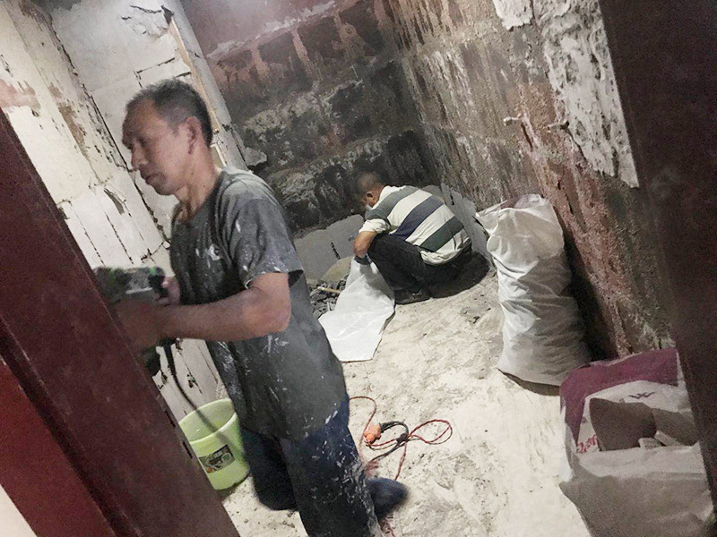 廚房拆除重裝施工：拆除舊廚房是工程中的第一項(xiàng)，將情墻面和地面上原有的瓷磚全部砸掉，不要只砸掉一半或一部分，以免后面在鋪貼時(shí)有縫隙。拆除吊頂、廚具和燈具，需按照一定的流程拆除。如果想要重新將廚房整頓一下，那么就將廚房的一切原有的都拆除掉。水路和電路的設(shè)計(jì)都是很隱藏的，一般都會做成暗管，隱藏在墻面或地面下，既美觀又不影響使用。做防水是必要的步驟，當(dāng)抹平的水泥完全干透后，要在上面涂抹2-3遍的防水涂料。防水涂料完全干透后，要做防水實(shí)驗(yàn)。貼磚時(shí)避免直接站在防水層上，以免踩壞防水層。貼磚工人要站在做完防水處理后的地面上進(jìn)行鋪貼瓷磚。貼瓷磚時(shí)要防止出現(xiàn)空鼓和參差不齊的現(xiàn)象。瓷磚和地磚鋪貼完成后，就要按照流程安裝其他家具，比如櫥柜、吊頂和燈具等等。