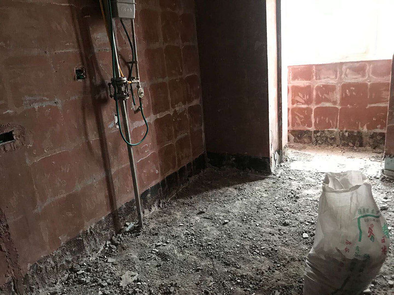 廚房拆除重裝施工：拆除舊廚房是工程中的第一項(xiàng)，將情墻面和地面上原有的瓷磚全部砸掉，不要只砸掉一半或一部分，以免后面在鋪貼時(shí)有縫隙。拆除吊頂、廚具和燈具，需按照一定的流程拆除。如果想要重新將廚房整頓一下，那么就將廚房的一切原有的都拆除掉。水路和電路的設(shè)計(jì)都是很隱藏的，一般都會做成暗管，隱藏在墻面或地面下，既美觀又不影響使用。做防水是必要的步驟，當(dāng)抹平的水泥完全干透后，要在上面涂抹2-3遍的防水涂料。防水涂料完全干透后，要做防水實(shí)驗(yàn)。貼磚時(shí)避免直接站在防水層上，以免踩壞防水層。貼磚工人要站在做完防水處理后的地面上進(jìn)行鋪貼瓷磚。貼瓷磚時(shí)要防止出現(xiàn)空鼓和參差不齊的現(xiàn)象。瓷磚和地磚鋪貼完成后，就要按照流程安裝其他家具，比如櫥柜、吊頂和燈具等等。