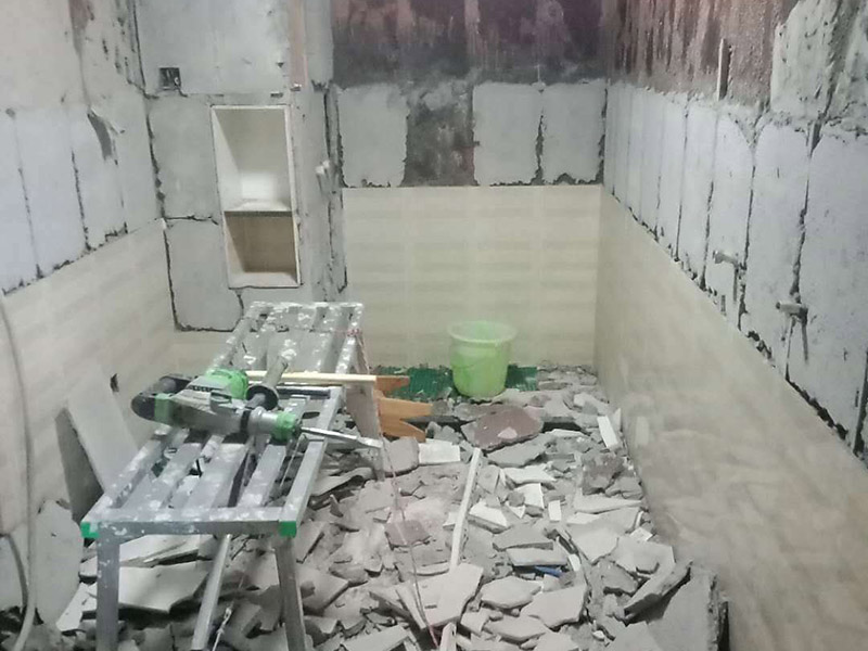 廚房拆除重裝施工：拆除舊廚房是工程中的第一項(xiàng)，將情墻面和地面上原有的瓷磚全部砸掉，不要只砸掉一半或一部分，以免后面在鋪貼時(shí)有縫隙。拆除吊頂、廚具和燈具，需按照一定的流程拆除。如果想要重新將廚房整頓一下，那么就將廚房的一切原有的都拆除掉。水路和電路的設(shè)計(jì)都是很隱藏的，一般都會做成暗管，隱藏在墻面或地面下，既美觀又不影響使用。做防水是必要的步驟，當(dāng)抹平的水泥完全干透后，要在上面涂抹2-3遍的防水涂料。防水涂料完全干透后，要做防水實(shí)驗(yàn)。貼磚時(shí)避免直接站在防水層上，以免踩壞防水層。貼磚工人要站在做完防水處理后的地面上進(jìn)行鋪貼瓷磚。貼瓷磚時(shí)要防止出現(xiàn)空鼓和參差不齊的現(xiàn)象。瓷磚和地磚鋪貼完成后，就要按照流程安裝其他家具，比如櫥柜、吊頂和燈具等等。