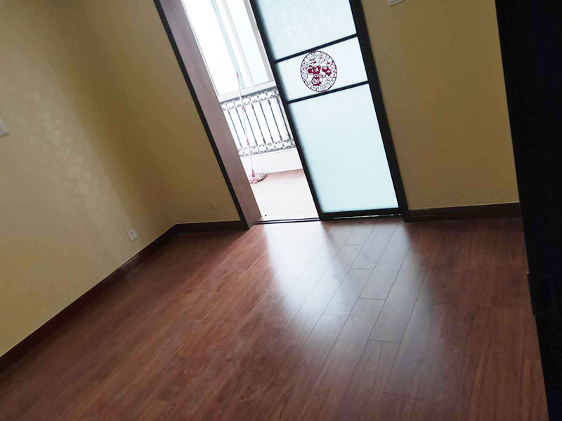 全屋地板換新服務(wù)：鋪地板前都要做一件事，就是清理施工現(xiàn)場，將地面的垃圾清掃干凈，特別是角落要注意清潔干凈，做到無塵無污染。清潔往后開始做地面找平工作，其地面的水平要保持在2mm的誤差內(nèi)，超過的話就必須要做找平了，否則地板鋪好后腳感也會不好的。鋪地板前還需要先將地板進(jìn)行預(yù)鋪，主要是因為地板是錯落安裝的，預(yù)鋪一下，根據(jù)室內(nèi)尺寸進(jìn)行，肯定是有部分地板需要一分為二，預(yù)鋪后根據(jù)尺寸來鋸，可以避免地板損耗。地板有一定的膨脹率，因此鋪裝前要在其與墻面接觸的部位預(yù)留膨脹縫，以免地板起鼓，膨脹縫的大小一般和地板的膨脹系數(shù)有關(guān)系。