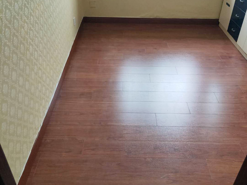 全屋地板換新服務(wù)：鋪地板前都要做一件事，就是清理施工現(xiàn)場，將地面的垃圾清掃干凈，特別是角落要注意清潔干凈，做到無塵無污染。清潔往后開始做地面找平工作，其地面的水平要保持在2mm的誤差內(nèi)，超過的話就必須要做找平了，否則地板鋪好后腳感也會不好的。鋪地板前還需要先將地板進(jìn)行預(yù)鋪，主要是因為地板是錯落安裝的，預(yù)鋪一下，根據(jù)室內(nèi)尺寸進(jìn)行，肯定是有部分地板需要一分為二，預(yù)鋪后根據(jù)尺寸來鋸，可以避免地板損耗。地板有一定的膨脹率，因此鋪裝前要在其與墻面接觸的部位預(yù)留膨脹縫，以免地板起鼓，膨脹縫的大小一般和地板的膨脹系數(shù)有關(guān)系。