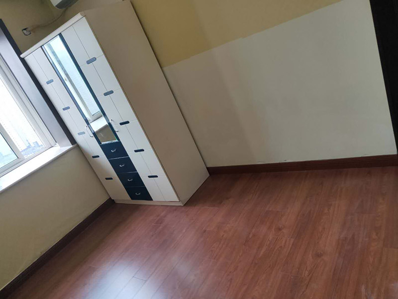 全屋地板換新服務(wù)：鋪地板前都要做一件事，就是清理施工現(xiàn)場，將地面的垃圾清掃干凈，特別是角落要注意清潔干凈，做到無塵無污染。清潔往后開始做地面找平工作，其地面的水平要保持在2mm的誤差內(nèi)，超過的話就必須要做找平了，否則地板鋪好后腳感也會不好的。鋪地板前還需要先將地板進(jìn)行預(yù)鋪，主要是因為地板是錯落安裝的，預(yù)鋪一下，根據(jù)室內(nèi)尺寸進(jìn)行，肯定是有部分地板需要一分為二，預(yù)鋪后根據(jù)尺寸來鋸，可以避免地板損耗。地板有一定的膨脹率，因此鋪裝前要在其與墻面接觸的部位預(yù)留膨脹縫，以免地板起鼓，膨脹縫的大小一般和地板的膨脹系數(shù)有關(guān)系。