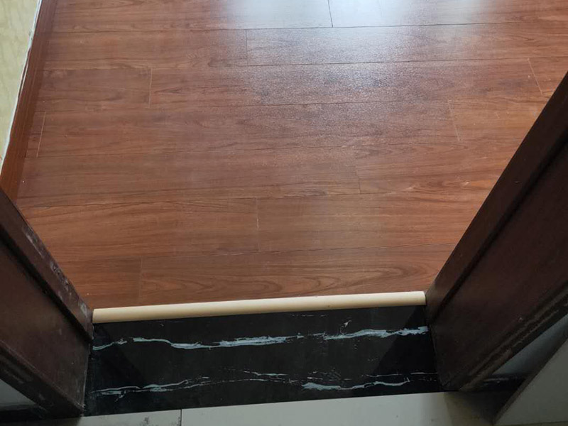 全屋地板換新服務(wù)：鋪地板前都要做一件事，就是清理施工現(xiàn)場，將地面的垃圾清掃干凈，特別是角落要注意清潔干凈，做到無塵無污染。清潔往后開始做地面找平工作，其地面的水平要保持在2mm的誤差內(nèi)，超過的話就必須要做找平了，否則地板鋪好后腳感也會不好的。鋪地板前還需要先將地板進(jìn)行預(yù)鋪，主要是因為地板是錯落安裝的，預(yù)鋪一下，根據(jù)室內(nèi)尺寸進(jìn)行，肯定是有部分地板需要一分為二，預(yù)鋪后根據(jù)尺寸來鋸，可以避免地板損耗。地板有一定的膨脹率，因此鋪裝前要在其與墻面接觸的部位預(yù)留膨脹縫，以免地板起鼓，膨脹縫的大小一般和地板的膨脹系數(shù)有關(guān)系。