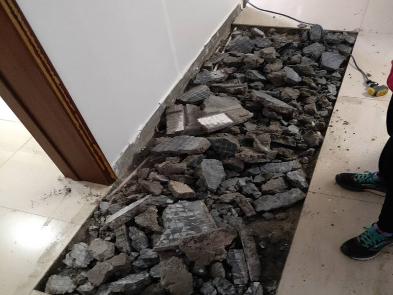 全屋瓷磚拆除施工:首先要撬開大門口的那塊地磚，因?yàn)槟菈K地du磚是有一邊露在外面的所以比較容易撬開。再用扁的鑿子一片一片的往里撬，如果水泥砂漿做的不是特別牢固的話可以直接用錘子把扁撬敲擊地磚和水泥地中間的縫隙。