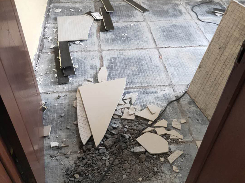 全屋瓷磚拆除施工:首先要撬開大門口的那塊地磚，因?yàn)槟菈K地du磚是有一邊露在外面的所以比較容易撬開。再用扁的鑿子一片一片的往里撬，如果水泥砂漿做的不是特別牢固的話可以直接用錘子把扁撬敲擊地磚和水泥地中間的縫隙。