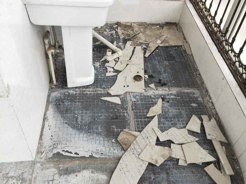 全屋瓷磚拆除施工:首先要撬開大門口的那塊地磚，因?yàn)槟菈K地du磚是有一邊露在外面的所以比較容易撬開。再用扁的鑿子一片一片的往里撬，如果水泥砂漿做的不是特別牢固的話可以直接用錘子把扁撬敲擊地磚和水泥地中間的縫隙。