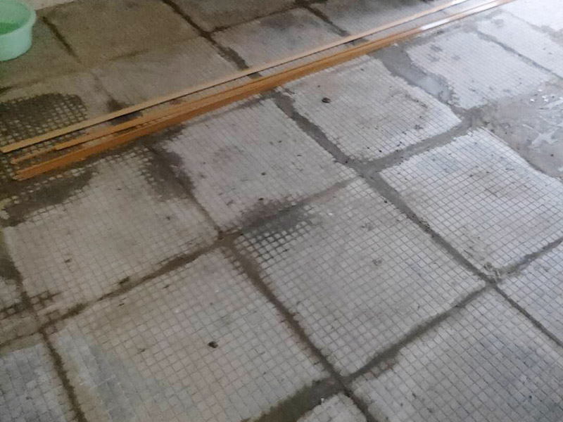 全屋瓷磚拆除施工:首先要撬開大門口的那塊地磚，因?yàn)槟菈K地du磚是有一邊露在外面的所以比較容易撬開。再用扁的鑿子一片一片的往里撬，如果水泥砂漿做的不是特別牢固的話可以直接用錘子把扁撬敲擊地磚和水泥地中間的縫隙。