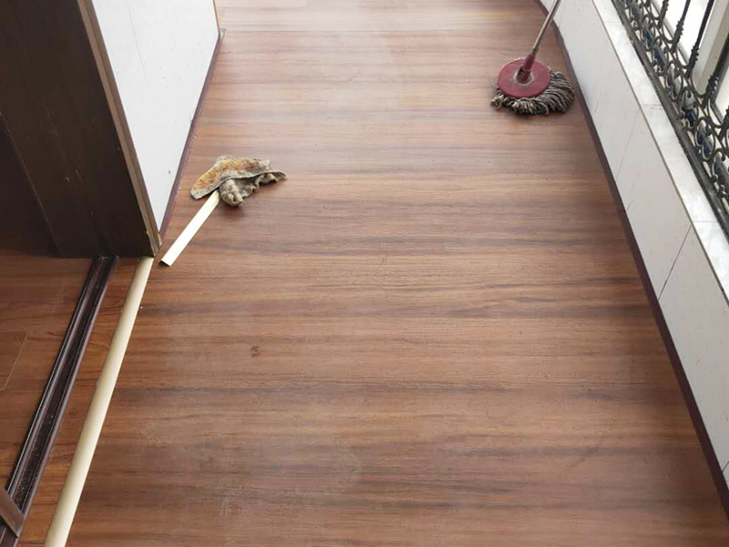 陽(yáng)臺(tái)鋪地板案例:1、先對(duì)地面進(jìn)行找平，水平的誤差不能超過(guò)2毫米。地面要是不平，腳感就不好。再就是將邊、角部位等突起或有不平的地方進(jìn)行局部修整。再鋪防潮層，防潮層可以防止以后地板受潮。鋪平，接縫處要并攏。 2、然后就是安裝地板了，因?yàn)榈匕迨且e(cuò)落安裝的，先預(yù)鋪一下，將部分地板一分為二，要按尺寸來(lái)鋸，萬(wàn)一鋸多了，地板損耗就大了。因?yàn)榈匕逵幸欢ǖ呐蛎浡?，因此鋪裝前要在其與墻面接觸的部位預(yù)留膨脹縫，以免地板起鼓。膨脹縫的大小一般和地板的膨脹系數(shù)有關(guān)系。粘合地板的膠水要用強(qiáng)化地板專(zhuān)用的，這種膠的污染比較小。不要隨便在市場(chǎng)上選非地板專(zhuān)用膠，地板本身就存在的污染上再增加污染源。 3、鋪前看好地板是否用對(duì)，再鋪設(shè)地板。在鋪設(shè)時(shí)，要一塊短的旁邊鋪一塊長(zhǎng)的，這樣交叉鋪設(shè)地板就咬得住不易松動(dòng)，地板拼合后還要用工具敲緊。再下來(lái)就是銜接了，一般用地板壓條掩蓋。但也有用玻璃膠填充。 4、然后檢查一遍，把不完美的地方修整一下。然后就是踢腳線(xiàn)的安裝，要做的接頭緊密，平齊。并且要保證能壓住地板墻縫。地板鋪好接下來(lái)是安裝壓條了，一般地板比地面高就要用那種高低壓條，地板與地面一樣平就要用這種平壓條了。