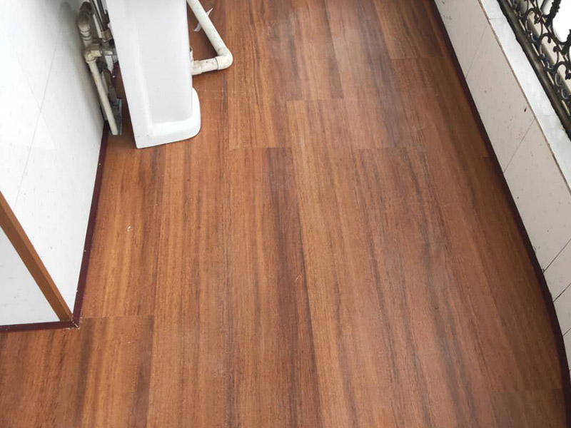 陽(yáng)臺(tái)鋪地板案例:1、先對(duì)地面進(jìn)行找平，水平的誤差不能超過(guò)2毫米。地面要是不平，腳感就不好。再就是將邊、角部位等突起或有不平的地方進(jìn)行局部修整。再鋪防潮層，防潮層可以防止以后地板受潮。鋪平，接縫處要并攏。 2、然后就是安裝地板了，因?yàn)榈匕迨且e(cuò)落安裝的，先預(yù)鋪一下，將部分地板一分為二，要按尺寸來(lái)鋸，萬(wàn)一鋸多了，地板損耗就大了。因?yàn)榈匕逵幸欢ǖ呐蛎浡?，因此鋪裝前要在其與墻面接觸的部位預(yù)留膨脹縫，以免地板起鼓。膨脹縫的大小一般和地板的膨脹系數(shù)有關(guān)系。粘合地板的膠水要用強(qiáng)化地板專(zhuān)用的，這種膠的污染比較小。不要隨便在市場(chǎng)上選非地板專(zhuān)用膠，地板本身就存在的污染上再增加污染源。 3、鋪前看好地板是否用對(duì)，再鋪設(shè)地板。在鋪設(shè)時(shí)，要一塊短的旁邊鋪一塊長(zhǎng)的，這樣交叉鋪設(shè)地板就咬得住不易松動(dòng)，地板拼合后還要用工具敲緊。再下來(lái)就是銜接了，一般用地板壓條掩蓋。但也有用玻璃膠填充。 4、然后檢查一遍，把不完美的地方修整一下。然后就是踢腳線(xiàn)的安裝，要做的接頭緊密，平齊。并且要保證能壓住地板墻縫。地板鋪好接下來(lái)是安裝壓條了，一般地板比地面高就要用那種高低壓條，地板與地面一樣平就要用這種平壓條了。