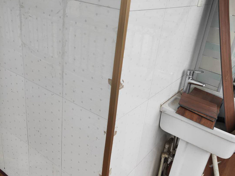 陽(yáng)臺(tái)鋪地板案例:1、先對(duì)地面進(jìn)行找平，水平的誤差不能超過(guò)2毫米。地面要是不平，腳感就不好。再就是將邊、角部位等突起或有不平的地方進(jìn)行局部修整。再鋪防潮層，防潮層可以防止以后地板受潮。鋪平，接縫處要并攏。 2、然后就是安裝地板了，因?yàn)榈匕迨且e(cuò)落安裝的，先預(yù)鋪一下，將部分地板一分為二，要按尺寸來(lái)鋸，萬(wàn)一鋸多了，地板損耗就大了。因?yàn)榈匕逵幸欢ǖ呐蛎浡?，因此鋪裝前要在其與墻面接觸的部位預(yù)留膨脹縫，以免地板起鼓。膨脹縫的大小一般和地板的膨脹系數(shù)有關(guān)系。粘合地板的膠水要用強(qiáng)化地板專(zhuān)用的，這種膠的污染比較小。不要隨便在市場(chǎng)上選非地板專(zhuān)用膠，地板本身就存在的污染上再增加污染源。 3、鋪前看好地板是否用對(duì)，再鋪設(shè)地板。在鋪設(shè)時(shí)，要一塊短的旁邊鋪一塊長(zhǎng)的，這樣交叉鋪設(shè)地板就咬得住不易松動(dòng)，地板拼合后還要用工具敲緊。再下來(lái)就是銜接了，一般用地板壓條掩蓋。但也有用玻璃膠填充。 4、然后檢查一遍，把不完美的地方修整一下。然后就是踢腳線(xiàn)的安裝，要做的接頭緊密，平齊。并且要保證能壓住地板墻縫。地板鋪好接下來(lái)是安裝壓條了，一般地板比地面高就要用那種高低壓條，地板與地面一樣平就要用這種平壓條了。