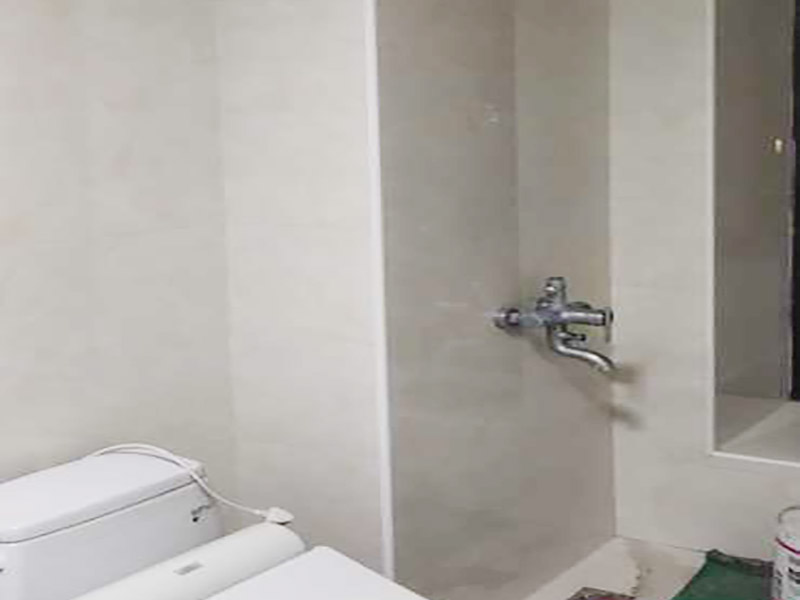 浴室瓷磚鋪貼裝修：在鋪貼瓷磚前，要先把還沒涂抹水泥的地磚鋪在地上，并敲平，然后在地磚上涂滿水泥，鋪在地面，鋪地磚的過程中要對齊四塊磚的對角位置。  另外，在鋪貼瓷磚時也要講究鋪貼順序，在鋪地磚時應(yīng)從內(nèi)向外貼，有坡度或地漏的地方，要注意排水方向找坡，而墻面磚應(yīng)從下往上貼，底層的瓷磚要最后貼，這樣鋪貼出來才美觀，鋪完地磚后還要壓地磚。 瓷磚鋪貼像是用膠水把兩個東西粘貼在一起，如果物體表面有臟東西的話，粘貼就不會很牢固，因此在鋪貼瓷磚前我們要先清理浴室的墻面和地面。如果墻面本身有裂痕，也要先進行處理再鋪貼瓷磚；而地面有不平或不直的地方也要先進行找平處理，這樣貼出來的瓷磚才比較完美。