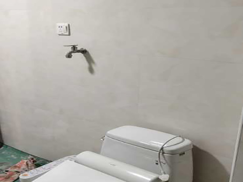 浴室瓷磚鋪貼裝修：在鋪貼瓷磚前，要先把還沒涂抹水泥的地磚鋪在地上，并敲平，然后在地磚上涂滿水泥，鋪在地面，鋪地磚的過程中要對齊四塊磚的對角位置。  另外，在鋪貼瓷磚時也要講究鋪貼順序，在鋪地磚時應(yīng)從內(nèi)向外貼，有坡度或地漏的地方，要注意排水方向找坡，而墻面磚應(yīng)從下往上貼，底層的瓷磚要最后貼，這樣鋪貼出來才美觀，鋪完地磚后還要壓地磚。 瓷磚鋪貼像是用膠水把兩個東西粘貼在一起，如果物體表面有臟東西的話，粘貼就不會很牢固，因此在鋪貼瓷磚前我們要先清理浴室的墻面和地面。如果墻面本身有裂痕，也要先進行處理再鋪貼瓷磚；而地面有不平或不直的地方也要先進行找平處理，這樣貼出來的瓷磚才比較完美。