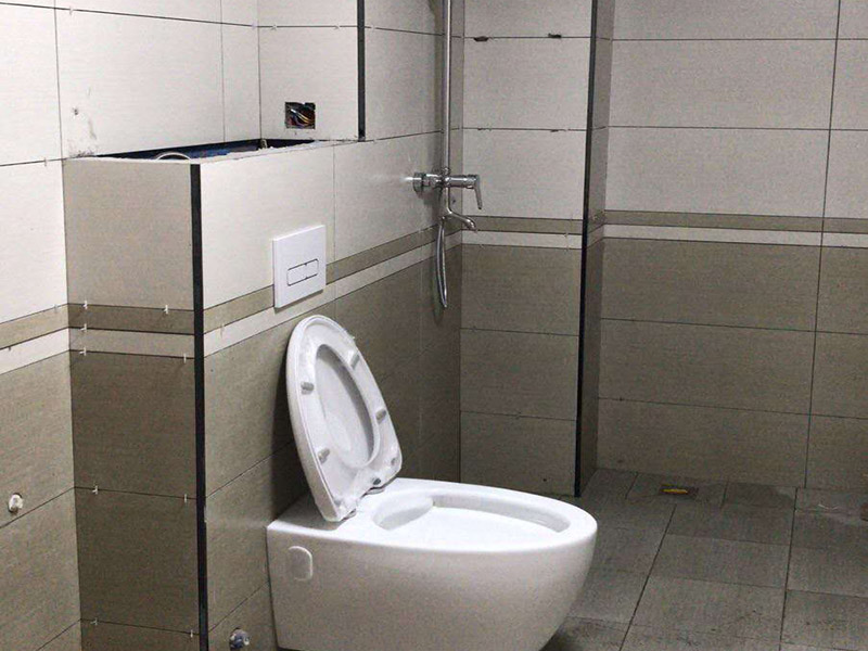 衛(wèi)生間裝修翻新:為了讓翻新后的衛(wèi)生間能給家人帶來更加的便利，首先要咨詢家里人的意見和使用習(xí)慣，如果家里有老人和小孩的話，防滑設(shè)施一定要到位。要全面分析戶型平面圖，使得對(duì)衛(wèi)生間的尺寸和排水位置等有一個(gè)大體的了解，然后在根據(jù)衛(wèi)生間的大小來安排好衛(wèi)生間設(shè)備的位置。如果原來的墻磚和地面很老舊的話，可以考慮把墻磚和地面打掉，然后在鋪貼新磚。這里要注意的是鋪貼新磚之前一定要對(duì)衛(wèi)生間做好防水。