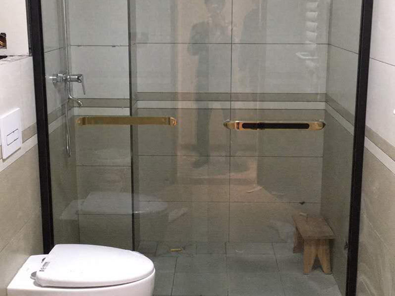 衛(wèi)生間裝修翻新:為了讓翻新后的衛(wèi)生間能給家人帶來更加的便利，首先要咨詢家里人的意見和使用習(xí)慣，如果家里有老人和小孩的話，防滑設(shè)施一定要到位。要全面分析戶型平面圖，使得對(duì)衛(wèi)生間的尺寸和排水位置等有一個(gè)大體的了解，然后在根據(jù)衛(wèi)生間的大小來安排好衛(wèi)生間設(shè)備的位置。如果原來的墻磚和地面很老舊的話，可以考慮把墻磚和地面打掉，然后在鋪貼新磚。這里要注意的是鋪貼新磚之前一定要對(duì)衛(wèi)生間做好防水。