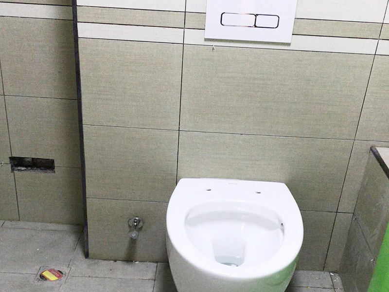 衛(wèi)生間裝修翻新:為了讓翻新后的衛(wèi)生間能給家人帶來更加的便利，首先要咨詢家里人的意見和使用習(xí)慣，如果家里有老人和小孩的話，防滑設(shè)施一定要到位。要全面分析戶型平面圖，使得對(duì)衛(wèi)生間的尺寸和排水位置等有一個(gè)大體的了解，然后在根據(jù)衛(wèi)生間的大小來安排好衛(wèi)生間設(shè)備的位置。如果原來的墻磚和地面很老舊的話，可以考慮把墻磚和地面打掉，然后在鋪貼新磚。這里要注意的是鋪貼新磚之前一定要對(duì)衛(wèi)生間做好防水。