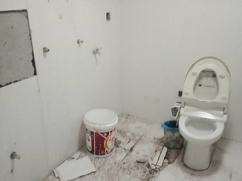 衛(wèi)生間裝修翻新:為了讓翻新后的衛(wèi)生間能給家人帶來更加的便利，首先要咨詢家里人的意見和使用習(xí)慣，如果家里有老人和小孩的話，防滑設(shè)施一定要到位。要全面分析戶型平面圖，使得對(duì)衛(wèi)生間的尺寸和排水位置等有一個(gè)大體的了解，然后在根據(jù)衛(wèi)生間的大小來安排好衛(wèi)生間設(shè)備的位置。如果原來的墻磚和地面很老舊的話，可以考慮把墻磚和地面打掉，然后在鋪貼新磚。這里要注意的是鋪貼新磚之前一定要對(duì)衛(wèi)生間做好防水。