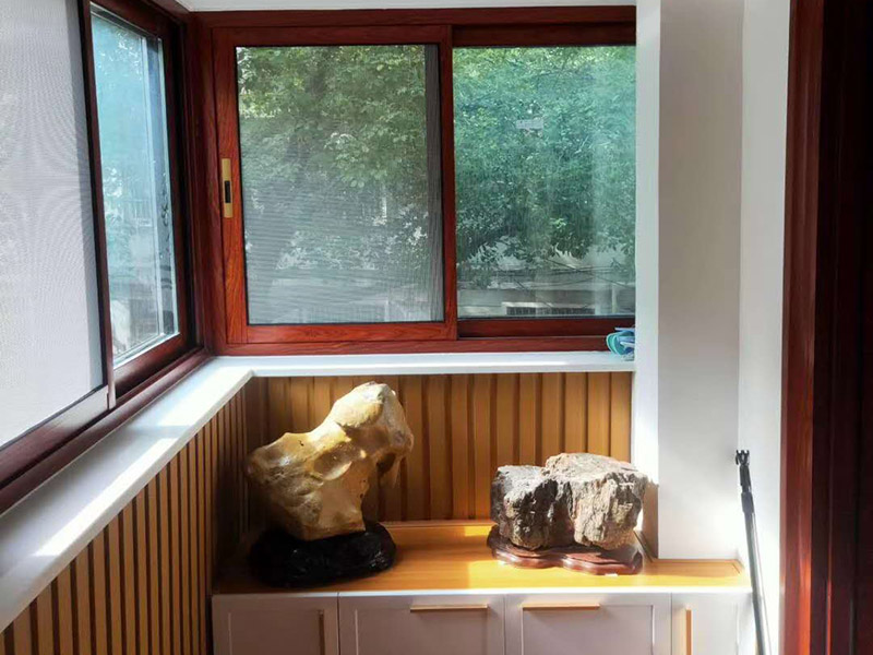 陽臺改造前后對比：將陽臺直接的重新的粉刷，那么就是使得這樣的老舊的痕跡消除，或者是直接的拆掉，重新安裝別的。老房子的陽臺其實是比較的適合去重新的安裝一個新的承載系統(tǒng)，這樣話，就是能達到一個很好的裝修的效果。裝修陽臺還可以將地面的瓷磚或者地板重新的拆開再去安裝，這樣的做法是能起到一個很好的效果的。