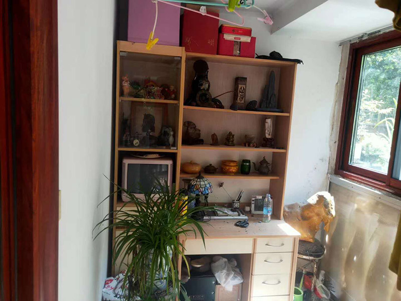 陽臺改造前后對比：將陽臺直接的重新的粉刷，那么就是使得這樣的老舊的痕跡消除，或者是直接的拆掉，重新安裝別的。老房子的陽臺其實是比較的適合去重新的安裝一個新的承載系統(tǒng)，這樣話，就是能達到一個很好的裝修的效果。裝修陽臺還可以將地面的瓷磚或者地板重新的拆開再去安裝，這樣的做法是能起到一個很好的效果的。