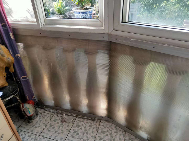 陽臺改造前后對比：將陽臺直接的重新的粉刷，那么就是使得這樣的老舊的痕跡消除，或者是直接的拆掉，重新安裝別的。老房子的陽臺其實是比較的適合去重新的安裝一個新的承載系統(tǒng)，這樣話，就是能達到一個很好的裝修的效果。裝修陽臺還可以將地面的瓷磚或者地板重新的拆開再去安裝，這樣的做法是能起到一個很好的效果的。