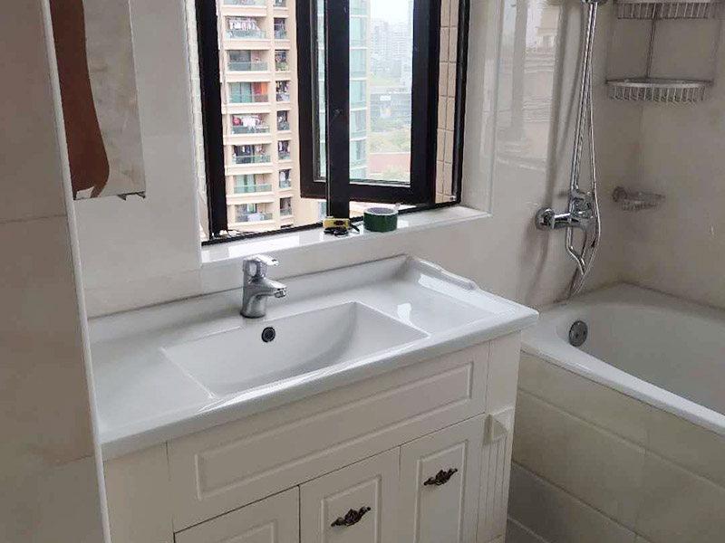 浴室裝修翻新案例：因?yàn)殚_發(fā)商在衛(wèi)生間的區(qū)域布局及使用功能的劃分上面，幾乎都是一個(gè)大概的布局，對于我們自身的生活習(xí)慣，不一定使用，這就需要重新設(shè)計(jì)布局及水電路的改造。測量好尺寸后，根據(jù)個(gè)人的生活習(xí)慣，設(shè)計(jì)制作衛(wèi)生間平面圖，完成平面設(shè)計(jì)后，我們就可以按照圖紙的尺寸到位于店面選擇合適的衛(wèi)浴產(chǎn)品了。根據(jù)選擇好的衛(wèi)浴產(chǎn)品進(jìn)行衛(wèi)生間的水電改造施工在做防水施工的時(shí)候，如果要安裝蹲便器的衛(wèi)生間，請一定在回填后將蹲便的預(yù)留坑夯實(shí)整平后做防水，這樣就有效的避免了衛(wèi)生間漏水的問題。