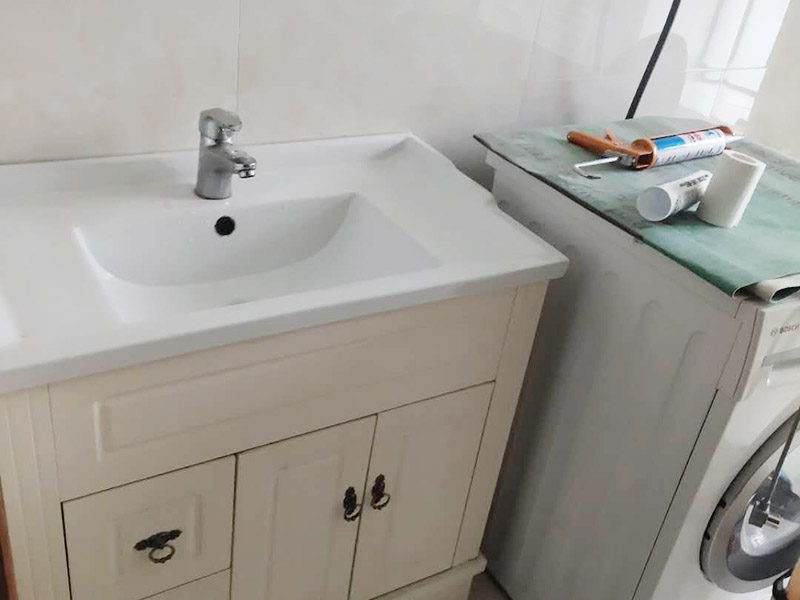 浴室裝修翻新案例：因?yàn)殚_發(fā)商在衛(wèi)生間的區(qū)域布局及使用功能的劃分上面，幾乎都是一個(gè)大概的布局，對于我們自身的生活習(xí)慣，不一定使用，這就需要重新設(shè)計(jì)布局及水電路的改造。測量好尺寸后，根據(jù)個(gè)人的生活習(xí)慣，設(shè)計(jì)制作衛(wèi)生間平面圖，完成平面設(shè)計(jì)后，我們就可以按照圖紙的尺寸到位于店面選擇合適的衛(wèi)浴產(chǎn)品了。根據(jù)選擇好的衛(wèi)浴產(chǎn)品進(jìn)行衛(wèi)生間的水電改造施工在做防水施工的時(shí)候，如果要安裝蹲便器的衛(wèi)生間，請一定在回填后將蹲便的預(yù)留坑夯實(shí)整平后做防水，這樣就有效的避免了衛(wèi)生間漏水的問題。