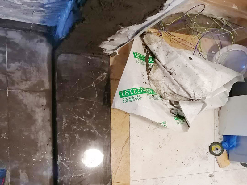 廚房局部改造：防水主要是要確保洗菜盆的位置和地面的傾角。前者最關(guān)鍵是做好接口的防水。用夾板做的櫥柜受水后通通氣就行了，但組合式的櫥柜受水后就會(huì)膨脹，致使其后表面防火板層脫離。因而櫥柜的座地部分一定要做10公分的磚臺(tái)，防水最有效。 舊廚房的內(nèi)部結(jié)構(gòu)相對(duì)要復(fù)雜一些。不僅是要請(qǐng)裝修公司對(duì)廚房進(jìn)行丈量，還需要看看各種管道原來的位置是否合適，如果不合適則需要進(jìn)行改動(dòng)，則裝修公司會(huì)出一份廚房改造圖紙交給施工隊(duì)，由施工隊(duì)按圖紙進(jìn)行必要的改造。