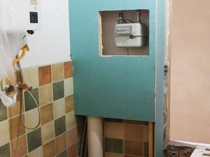 廚房局部改造：防水主要是要確保洗菜盆的位置和地面的傾角。前者最關(guān)鍵是做好接口的防水。用夾板做的櫥柜受水后通通氣就行了，但組合式的櫥柜受水后就會(huì)膨脹，致使其后表面防火板層脫離。因而櫥柜的座地部分一定要做10公分的磚臺(tái)，防水最有效。 舊廚房的內(nèi)部結(jié)構(gòu)相對(duì)要復(fù)雜一些。不僅是要請(qǐng)裝修公司對(duì)廚房進(jìn)行丈量，還需要看看各種管道原來的位置是否合適，如果不合適則需要進(jìn)行改動(dòng)，則裝修公司會(huì)出一份廚房改造圖紙交給施工隊(duì)，由施工隊(duì)按圖紙進(jìn)行必要的改造。