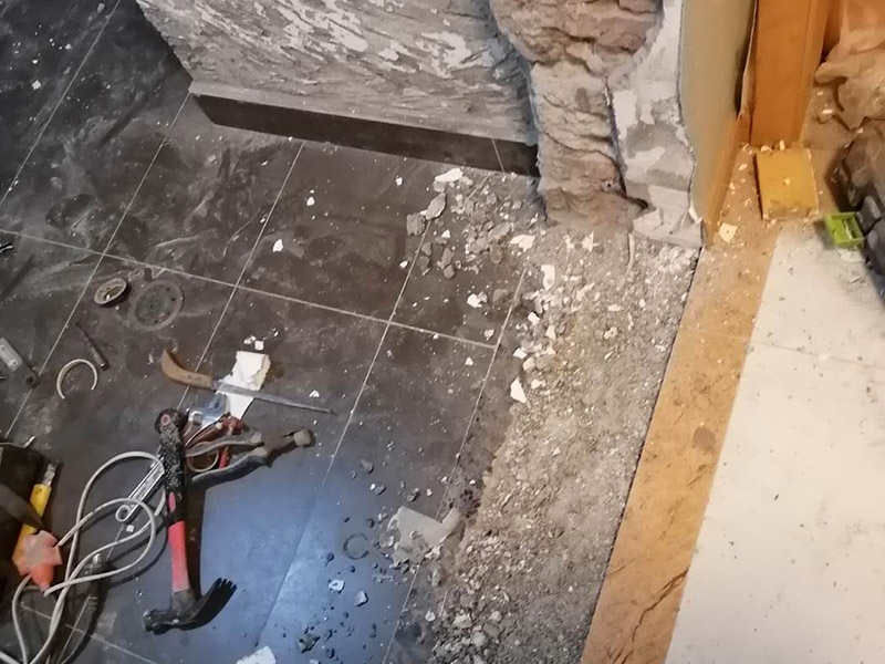 廚房局部改造：防水主要是要確保洗菜盆的位置和地面的傾角。前者最關(guān)鍵是做好接口的防水。用夾板做的櫥柜受水后通通氣就行了，但組合式的櫥柜受水后就會(huì)膨脹，致使其后表面防火板層脫離。因而櫥柜的座地部分一定要做10公分的磚臺(tái)，防水最有效。 舊廚房的內(nèi)部結(jié)構(gòu)相對(duì)要復(fù)雜一些。不僅是要請(qǐng)裝修公司對(duì)廚房進(jìn)行丈量，還需要看看各種管道原來的位置是否合適，如果不合適則需要進(jìn)行改動(dòng)，則裝修公司會(huì)出一份廚房改造圖紙交給施工隊(duì)，由施工隊(duì)按圖紙進(jìn)行必要的改造。