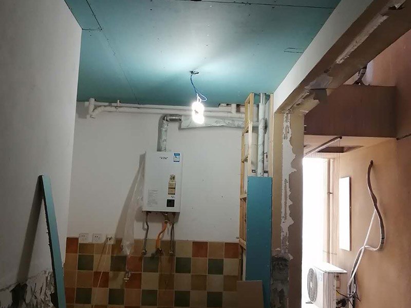 廚房局部改造：防水主要是要確保洗菜盆的位置和地面的傾角。前者最關(guān)鍵是做好接口的防水。用夾板做的櫥柜受水后通通氣就行了，但組合式的櫥柜受水后就會(huì)膨脹，致使其后表面防火板層脫離。因而櫥柜的座地部分一定要做10公分的磚臺(tái)，防水最有效。 舊廚房的內(nèi)部結(jié)構(gòu)相對(duì)要復(fù)雜一些。不僅是要請(qǐng)裝修公司對(duì)廚房進(jìn)行丈量，還需要看看各種管道原來的位置是否合適，如果不合適則需要進(jìn)行改動(dòng)，則裝修公司會(huì)出一份廚房改造圖紙交給施工隊(duì)，由施工隊(duì)按圖紙進(jìn)行必要的改造。