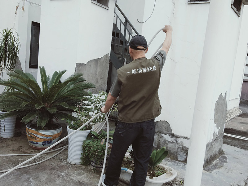 更換墻內(nèi)網(wǎng)線有技巧，兩人配合效率高，換線高手哪里找