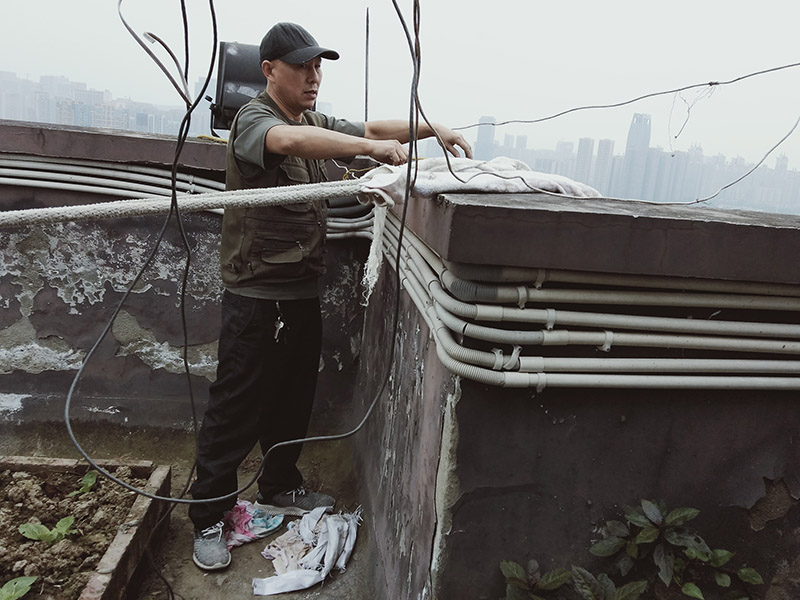 高空施工準(zhǔn)備工作：(1)施工前，應(yīng)逐級進(jìn)行安全技術(shù)教育及交底，落實所有安全技術(shù)措施和人身防護(hù)用 品，未經(jīng)落實時不得進(jìn)行施工。(2)高處作業(yè)中的安全標(biāo)志、工具、儀表、電氣設(shè)施和各種設(shè)備，必須在施工前加以 檢查，確認(rèn)其完好，方能投入使用。