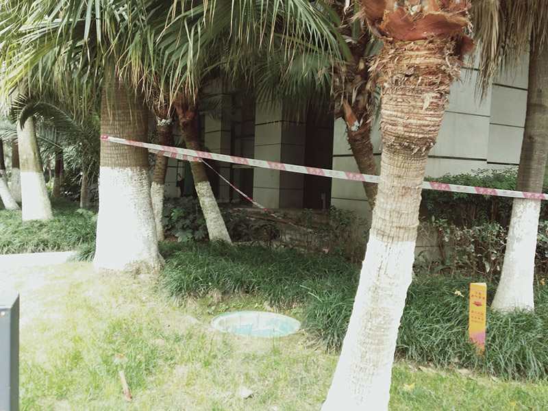 高空施工準(zhǔn)備工作：(1)施工前，應(yīng)逐級進(jìn)行安全技術(shù)教育及交底，落實所有安全技術(shù)措施和人身防護(hù)用 品，未經(jīng)落實時不得進(jìn)行施工。(2)高處作業(yè)中的安全標(biāo)志、工具、儀表、電氣設(shè)施和各種設(shè)備，必須在施工前加以 檢查，確認(rèn)其完好，方能投入使用。