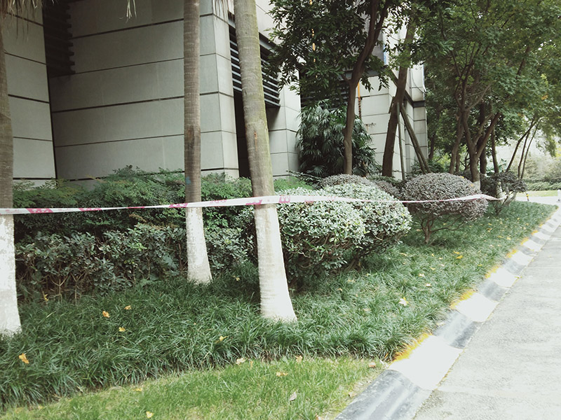 高空施工準(zhǔn)備工作：(1)施工前，應(yīng)逐級進(jìn)行安全技術(shù)教育及交底，落實所有安全技術(shù)措施和人身防護(hù)用 品，未經(jīng)落實時不得進(jìn)行施工。(2)高處作業(yè)中的安全標(biāo)志、工具、儀表、電氣設(shè)施和各種設(shè)備，必須在施工前加以 檢查，確認(rèn)其完好，方能投入使用。