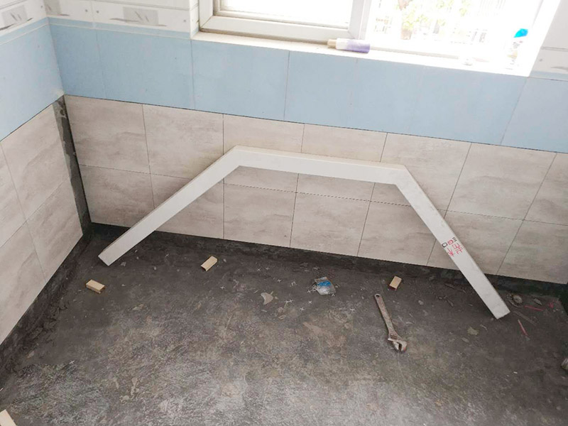 廚房陽臺(tái)墻磚鋪貼:首先應(yīng)除去基層表面的污垢，油漬，浮灰;除去基層上所有涂料層，膩?zhàn)訉?如果基層未能達(dá)到平整度要求，需對(duì)基層進(jìn)行預(yù)先的找平處理。鋪貼瓷磚前需事先找好垂直線，以此為基準(zhǔn)鋪貼的瓷磚高低均勻、垂直美觀;此外，施工前在墻體四周需彈出標(biāo)高控制線，在地面彈出十字線，以控制地磚分隔尺寸。 調(diào)制粘結(jié)劑：加水后將粘結(jié)劑漿料攪拌至潤滑均勻，無明顯塊狀或糊狀結(jié)塊，攪拌后的漿料靜置5-10分鐘后再稍加攪拌1-2分鐘即可使用。將瓷磚平整地鋪貼在基層上，使用橡膠錘將瓷磚拍實(shí)鋪平。施工過程中，可小幅度轉(zhuǎn)動(dòng)瓷磚，使?jié){料與瓷磚背面充分接觸。瓷磚鋪貼結(jié)束后24小時(shí)，可進(jìn)行嵌縫施工。將調(diào)制好的嵌縫劑均勻地涂在磚與磚的縫隙內(nèi)。