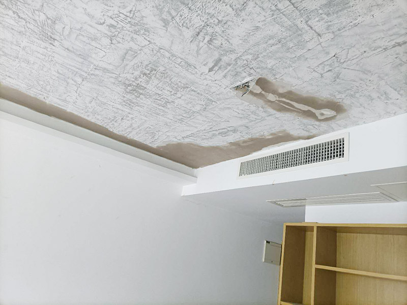 天花板鏟除翻新：將房中小件物品搬移到柜子，儲物柜等不需要施工的位置，如樓梯間，衛(wèi)生間等，利用專業(yè)的遮蔽保護膜貼在地面，包裝家具，避免施工期間對家中的物品造成損害和污染。 檢查墻面破損位置，如粉化，開裂，滲水，起皮現(xiàn)象嚴重的利用鏟刀直接全部鏟除至基層，局部破損現(xiàn)象不嚴重的位置直接用打磨機或者砂紙打磨即可。貼過墻紙的一定要完全清理掉墻紙內的膠，因為膠水時間長了之后會產生化學反應，會對膩子層有所影響，且易造成環(huán)保污染，揮發(fā)有害物質。