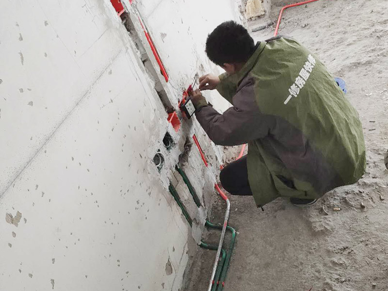 全屋電路走線施工：電路定位很重要！插座安裝在哪里安裝多少，開關(guān)安裝在哪里安裝多少，哪些地方需要安裝燈具等等，這些都需要根據(jù)家中實(shí)際的電路用途來確定。電路定位搞定以后就可以根據(jù)定位以及走向開布線槽了。 開布線槽有講究，需盡量保持橫平豎直。不過對(duì)于墻面開槽，規(guī)范的做法不允許開橫槽，因?yàn)檫@可能會(huì)影響到墻面的承重能力。 開槽的深度也有要求，通常情況下深度為PVC線管的直徑+10mm。