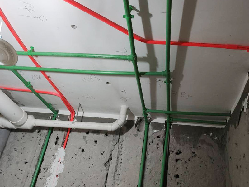 全屋電路走線施工：電路定位很重要！插座安裝在哪里安裝多少，開關(guān)安裝在哪里安裝多少，哪些地方需要安裝燈具等等，這些都需要根據(jù)家中實(shí)際的電路用途來確定。電路定位搞定以后就可以根據(jù)定位以及走向開布線槽了。 開布線槽有講究，需盡量保持橫平豎直。不過對(duì)于墻面開槽，規(guī)范的做法不允許開橫槽，因?yàn)檫@可能會(huì)影響到墻面的承重能力。 開槽的深度也有要求，通常情況下深度為PVC線管的直徑+10mm。