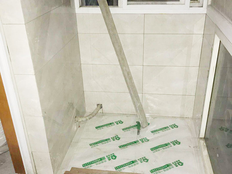 陽(yáng)臺(tái)墻地磚鋪貼：1. 地磚直線鋪設(shè)方式是最原始，最傳統(tǒng)的方法?？芍^是經(jīng)典不倒，古人的流傳至今，相信未來也依然保持的一種作法。 2.好處是:大方得體，工整，簡(jiǎn)約。讓欣賞的人感受到地磚的那份強(qiáng)烈的質(zhì)感存。 3.無論是家裝，工裝，還是場(chǎng)所，都能適用。接下來介紹的是鋪設(shè)地磚方法稍微跳動(dòng)一些的鋪法。也是在傳統(tǒng)的格局上稍稍變動(dòng)。是不按傳統(tǒng)的方法直線鋪，而是修改成走，這個(gè)方法通常被簡(jiǎn)稱位地磚型鋪法。