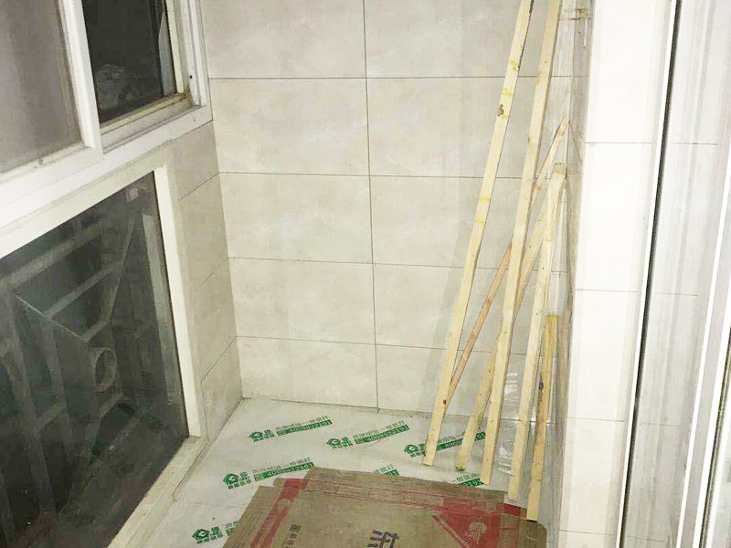 陽(yáng)臺(tái)墻地磚鋪貼：1. 地磚直線鋪設(shè)方式是最原始，最傳統(tǒng)的方法?？芍^是經(jīng)典不倒，古人的流傳至今，相信未來也依然保持的一種作法。 2.好處是:大方得體，工整，簡(jiǎn)約。讓欣賞的人感受到地磚的那份強(qiáng)烈的質(zhì)感存。 3.無論是家裝，工裝，還是場(chǎng)所，都能適用。接下來介紹的是鋪設(shè)地磚方法稍微跳動(dòng)一些的鋪法。也是在傳統(tǒng)的格局上稍稍變動(dòng)。是不按傳統(tǒng)的方法直線鋪，而是修改成走，這個(gè)方法通常被簡(jiǎn)稱位地磚型鋪法。