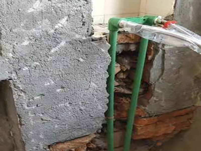 廚房水管暗管鋪設(shè):衛(wèi)生間的水管裝置前定要遵從合理步驟，一般首要和師傅參議水路的詳細(xì)走向，二是用電錘把卡子固定到墻上，三是開端用專業(yè)的熱溶機(jī)對(duì)管子進(jìn)行熱熔銜接，四是用試壓泵對(duì)整個(gè)管線進(jìn)行打壓測(cè)試，五是整理現(xiàn)場(chǎng)。