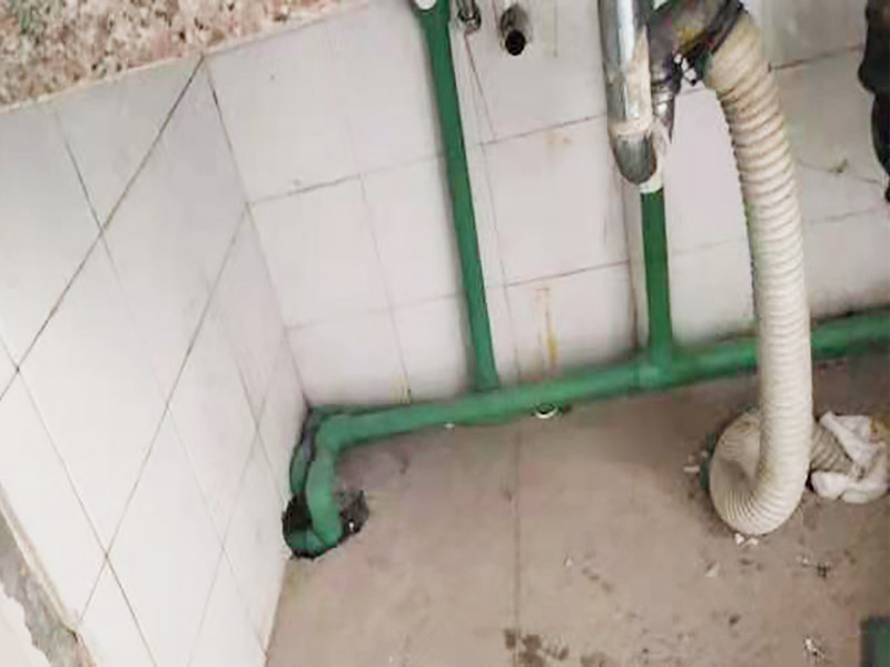 廚房水管暗管鋪設(shè):衛(wèi)生間的水管裝置前定要遵從合理步驟，一般首要和師傅參議水路的詳細(xì)走向，二是用電錘把卡子固定到墻上，三是開端用專業(yè)的熱溶機(jī)對(duì)管子進(jìn)行熱熔銜接，四是用試壓泵對(duì)整個(gè)管線進(jìn)行打壓測(cè)試，五是整理現(xiàn)場(chǎng)。