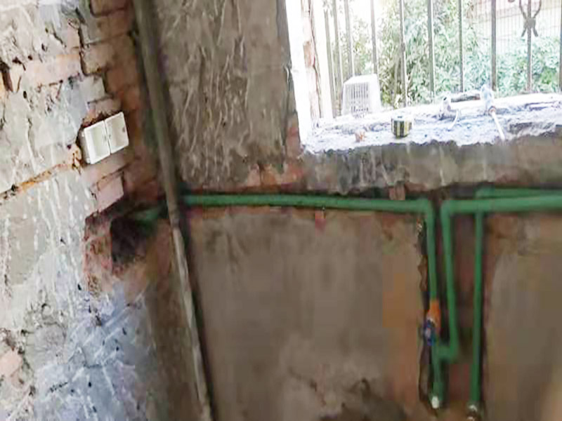 廚房水管暗管鋪設(shè):衛(wèi)生間的水管裝置前定要遵從合理步驟，一般首要和師傅參議水路的詳細(xì)走向，二是用電錘把卡子固定到墻上，三是開端用專業(yè)的熱溶機(jī)對(duì)管子進(jìn)行熱熔銜接，四是用試壓泵對(duì)整個(gè)管線進(jìn)行打壓測(cè)試，五是整理現(xiàn)場(chǎng)。